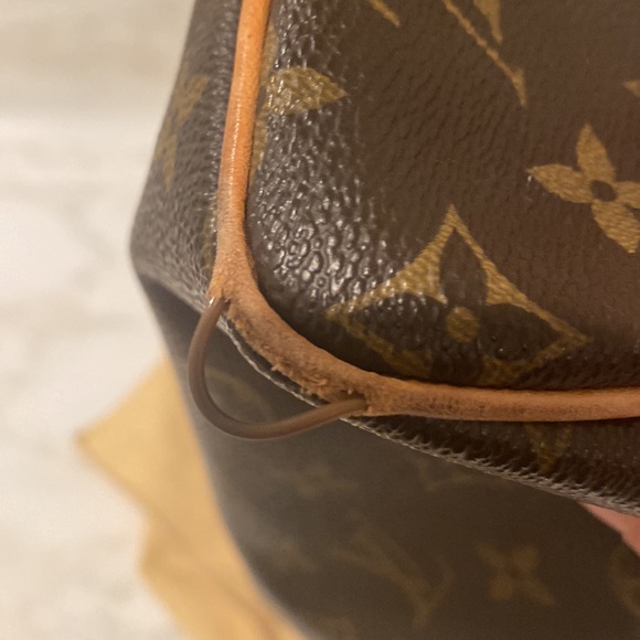 This is used bag , and good condition only corner wire is out - Picture 6 of 9